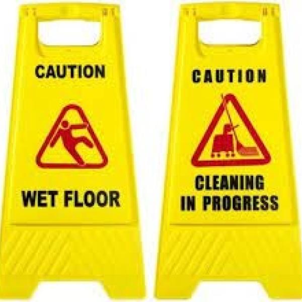 Biển báo trơn trượt và khu vực vệ sinh