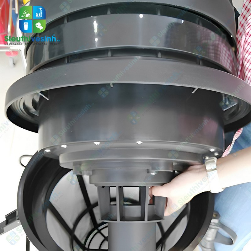 Thân máy được làm từ nhựa cao cấp